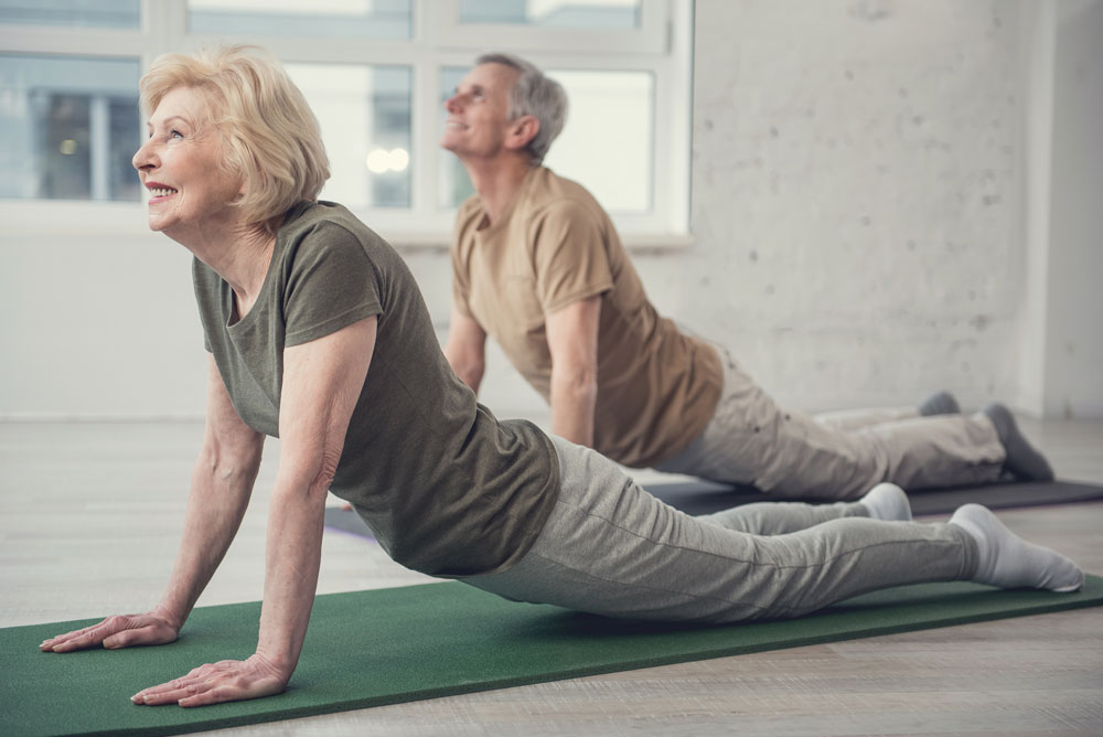 Senioren machen Yoga.