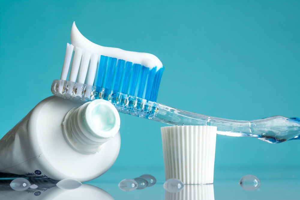 Unterstützen Sie die Zahnpflege mit einer flouridhaltigen Zahncreme Unterstützen Sie die Zahnpflege mit einer flouridhaltigen Zahncreme