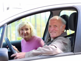 Rentnerehepaar im Auto.