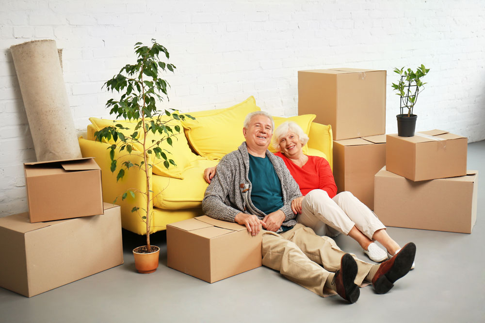 Rentnerehepaar in neuer kleinerer Wohnung.