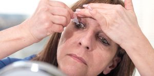 © thodonal / stock.adobe.com Trockene Augen - Augentropfen