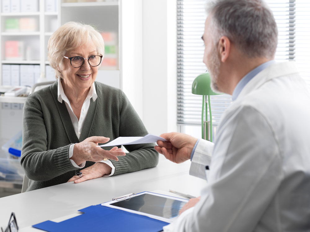 Seniorin beim Arzt Treppenlift: medizinische Notwendigkeit