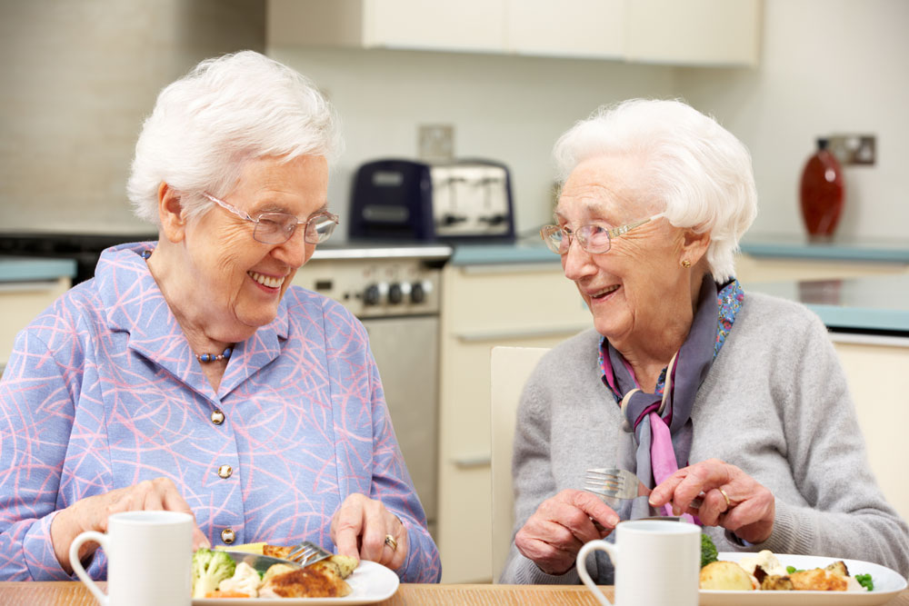 Seniorinnen beim gemeinsamen essen