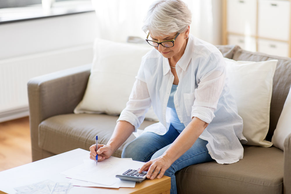 Seniorin berechnet Mietkosten