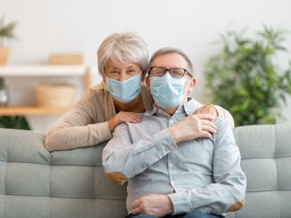 Senioren mit Atemschutzmaske