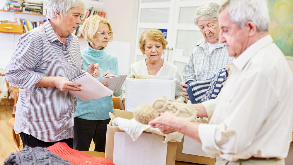 Top Life Sprechende Uhr mit Deutscher Stimme für Senioren, Sehbehinderte,  Blinde oder Menschen mit Alzheimer – Geschenkidee für Großeltern, Vater,  Mutter – ältere Menschen Wecker : : Drogerie & Körperpflege