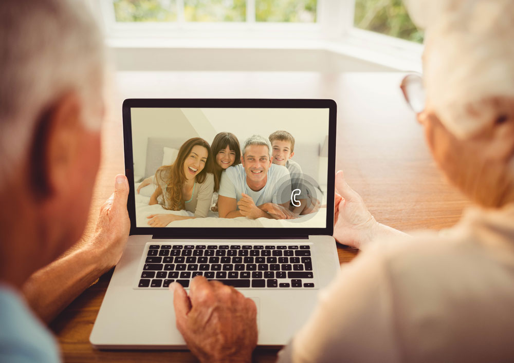 enioren bei Videotelefonie mit Familie.