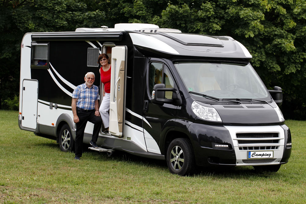 Seniorenpaar kauft Wohnmobil mit Kredit.