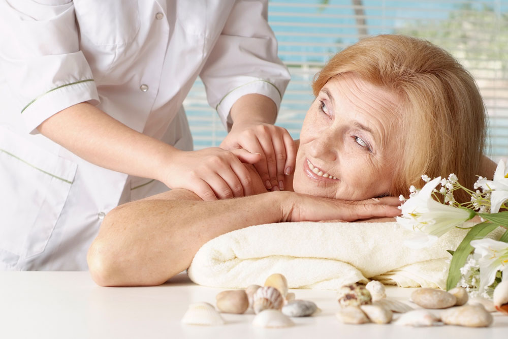 Seniorin bekommt Verwöhn-Massage.