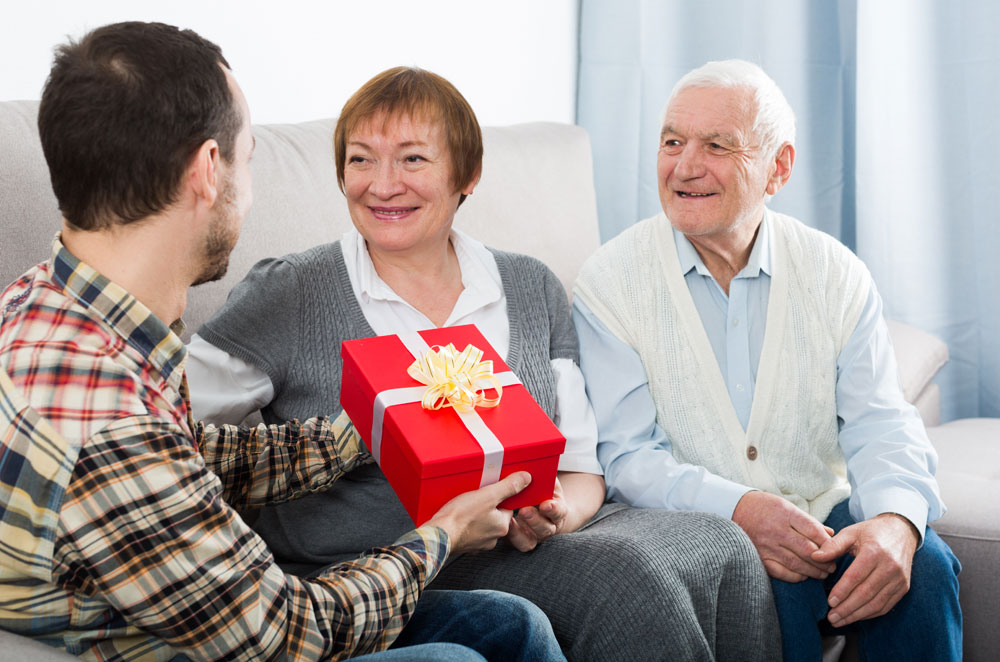 Geschenke Sohn beschenkt Eltern.