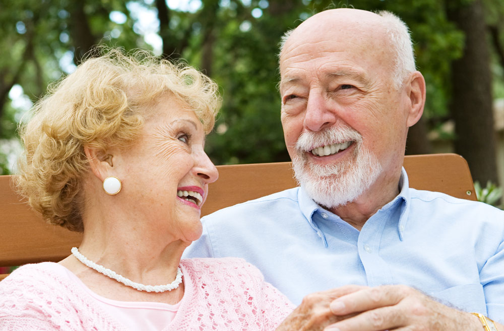 Seniorin mit Hörgerät Hörgeräte regelmäßig tragen