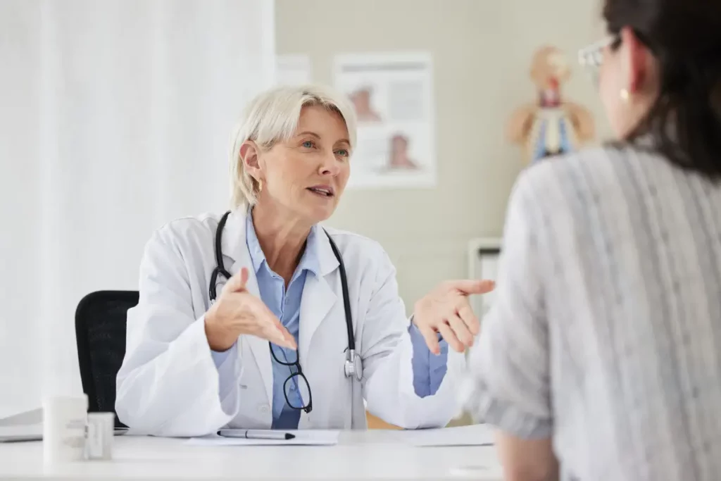 Ärztin spricht mit Patientin