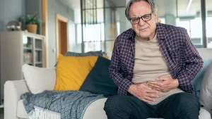 Verdauungsprobleme im Alter - Ursachen, Symptome & Tipps zur Abhilfe