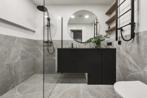 Seniorengerechtes Badezimmer: So werden Dusche und Badewanne sicher