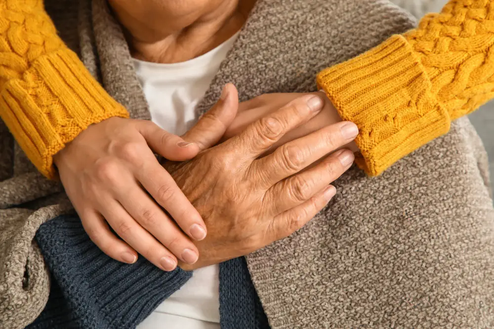 Hände einer Pflegekraft und einer Patientin. Symbolbild für Vertrauen, Verständnis und Entlastung im Pflegealltag.