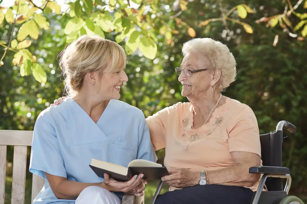 Ambulante Pflegekraft im Gespräch mit einer Patientin.