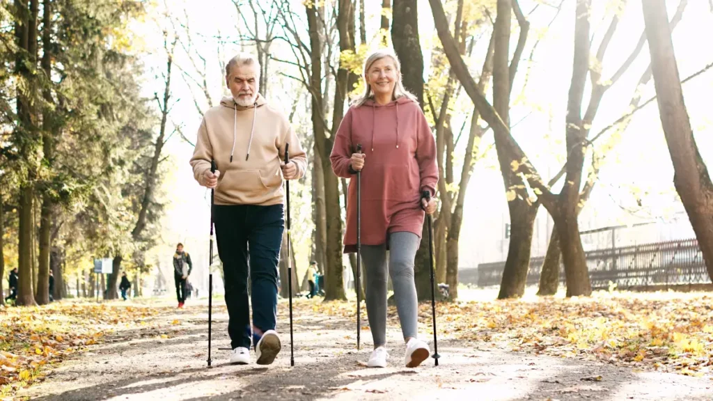 Senioren beim Nordic Walking Beweglich bis ins hohe Alter – Meine Tipps & Übungen für zuhause